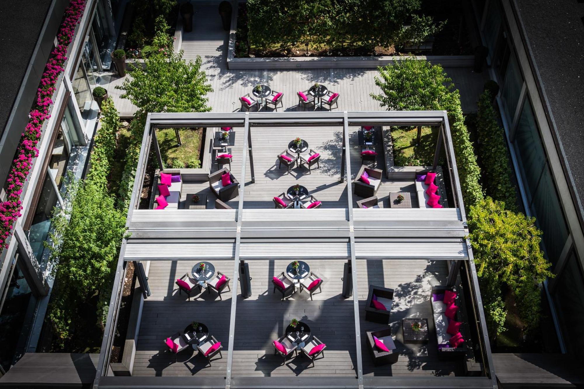 Sofitel Strasbourg Grande Ile Hotell Exteriör bild The courtyard at the hotel
