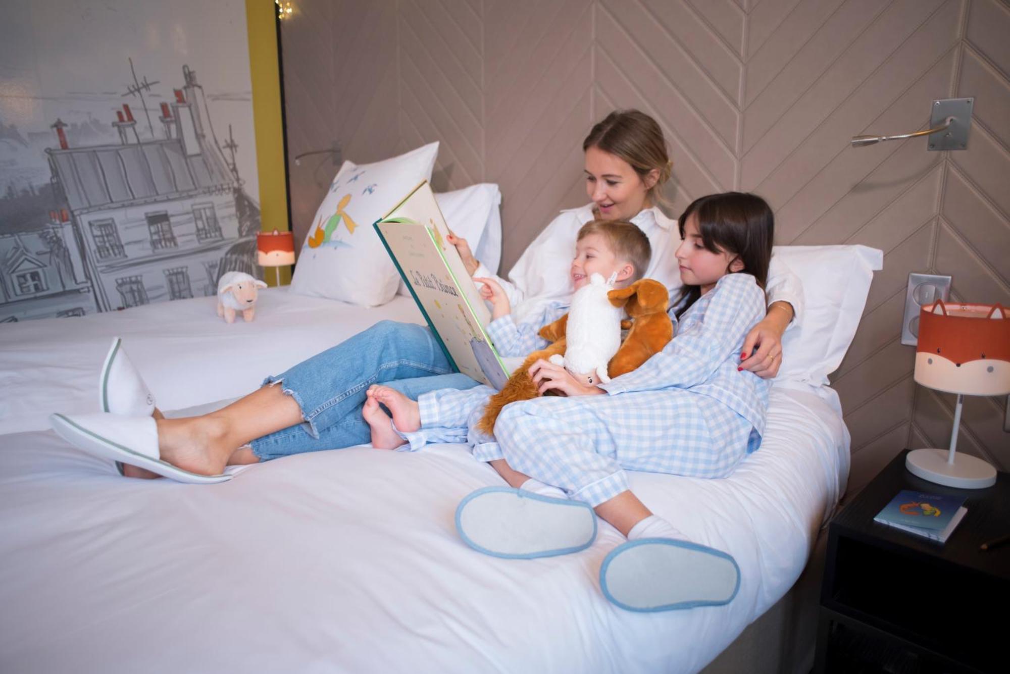 Sofitel Strasbourg Grande Ile Hotell Exteriör bild A mother reads to her children.
